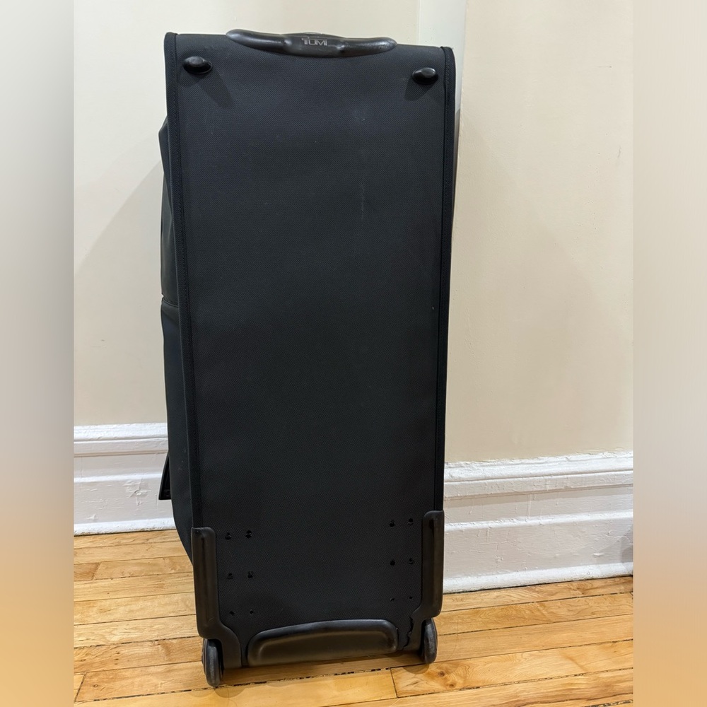 Tumi luggage bag. - Picture 4 of 7